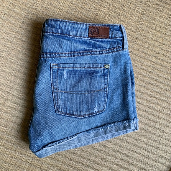 Bullhead distressed jean shorts, size 9 - Picture 2 of 9